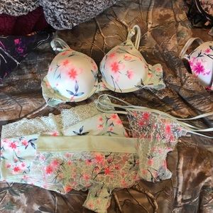 SOLD NWOT VS PINK Date Set